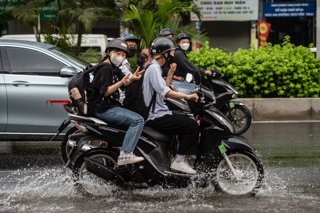 Chùm ảnh: Mưa lớn khiến nhiều tuyến phố của Hà Nội ngập sâu trong nước - Ảnh 12